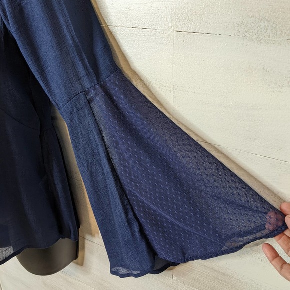 Taylor & Sage Boho Lightweight Blue Bell Sleeve Cropped Blouse Size XS NWT - Picture 3 of 5